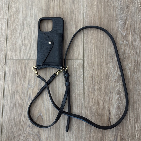 Bandolier Emma for iPhone 13 Pro
Black leather w/gold hardware, good condition. - Picture 2 of 3